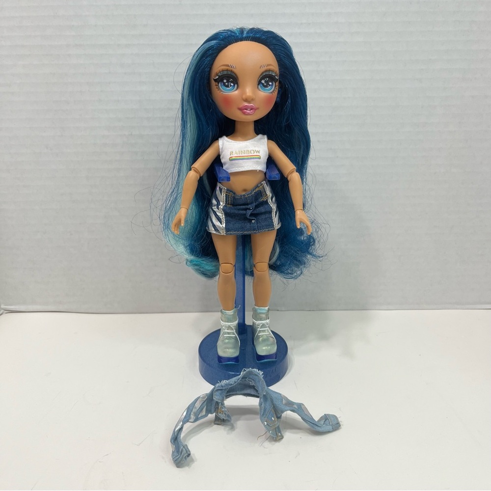 RAINBOW HIGH Doll Skylar Bradshaw with stand